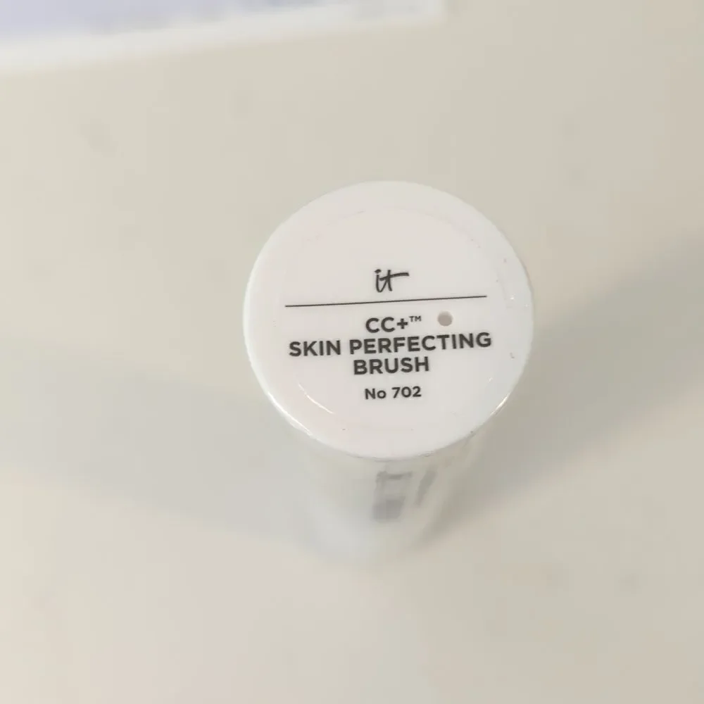 It cosmetics Heavenly Skin Brush no. 702